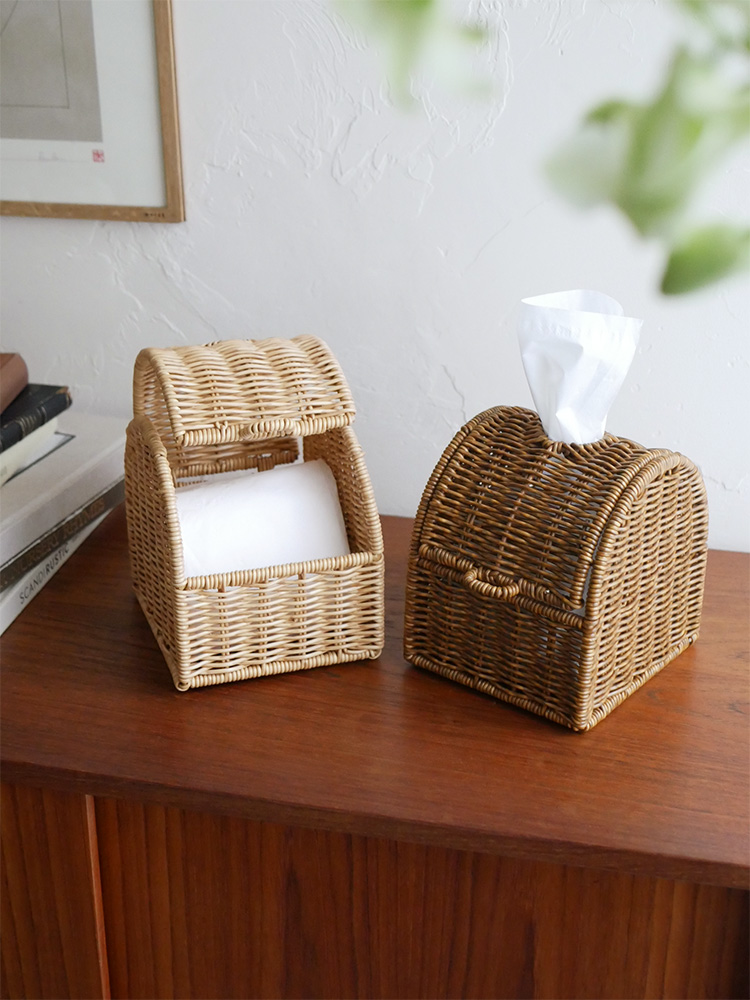 クレエ ユティル洗えるコンパクトティッシュケースが籐製の収納バスケットに入っている家庭用ティッシュホルダー