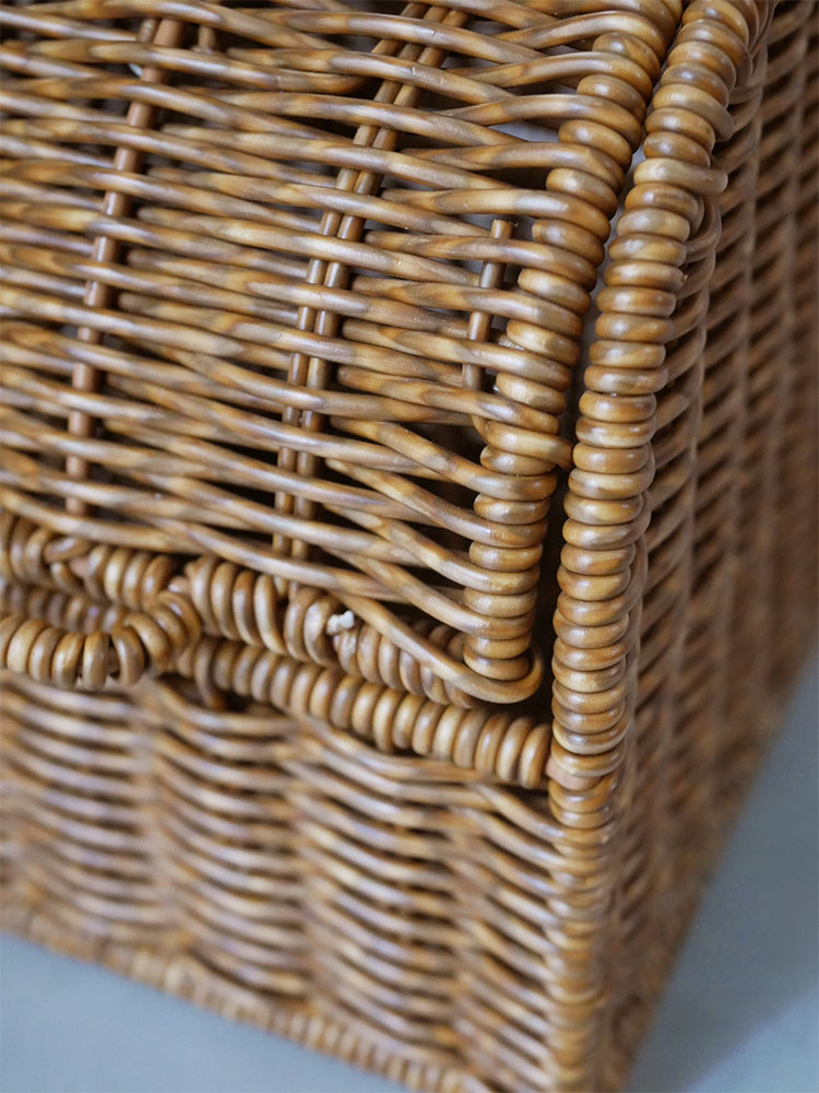 自然素材のバスケットに収納されたクレエ ユティル洗えるコンパクトティッシュケース