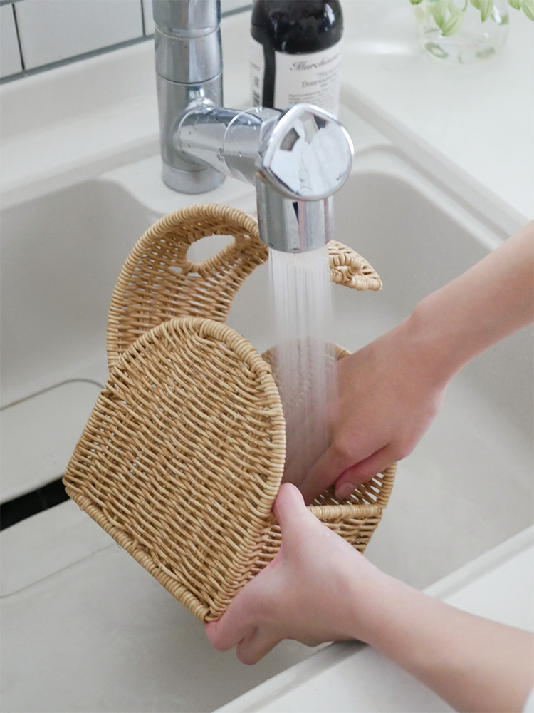 クレエのユティル洗えるコンパクトティッシュケースがバスルームの洗面台に置かれている様子