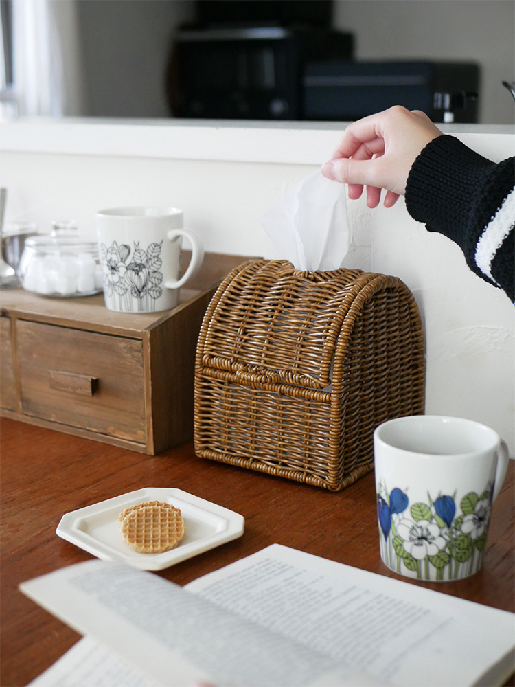 クレエ ユティル洗えるコンパクトティッシュケースがテーブル上に置かれ、バスケットや食器と共に配置されている様子