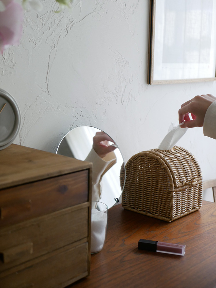 クレエのユティル洗えるコンパクトティッシュケース。ウィッカー素材で作られ、収納バスケットや観葉植物、ミラーと共に家庭内に配置された様子。