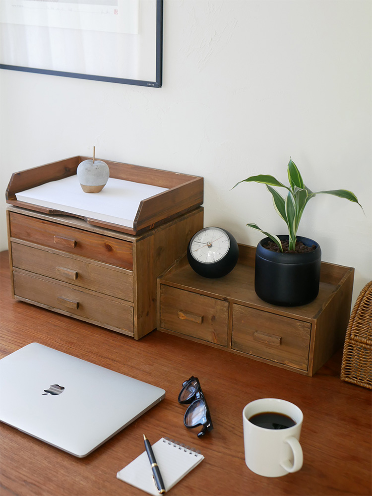 木製のオフィスデスクに引き出しとチェストが備わったウッドストレージ