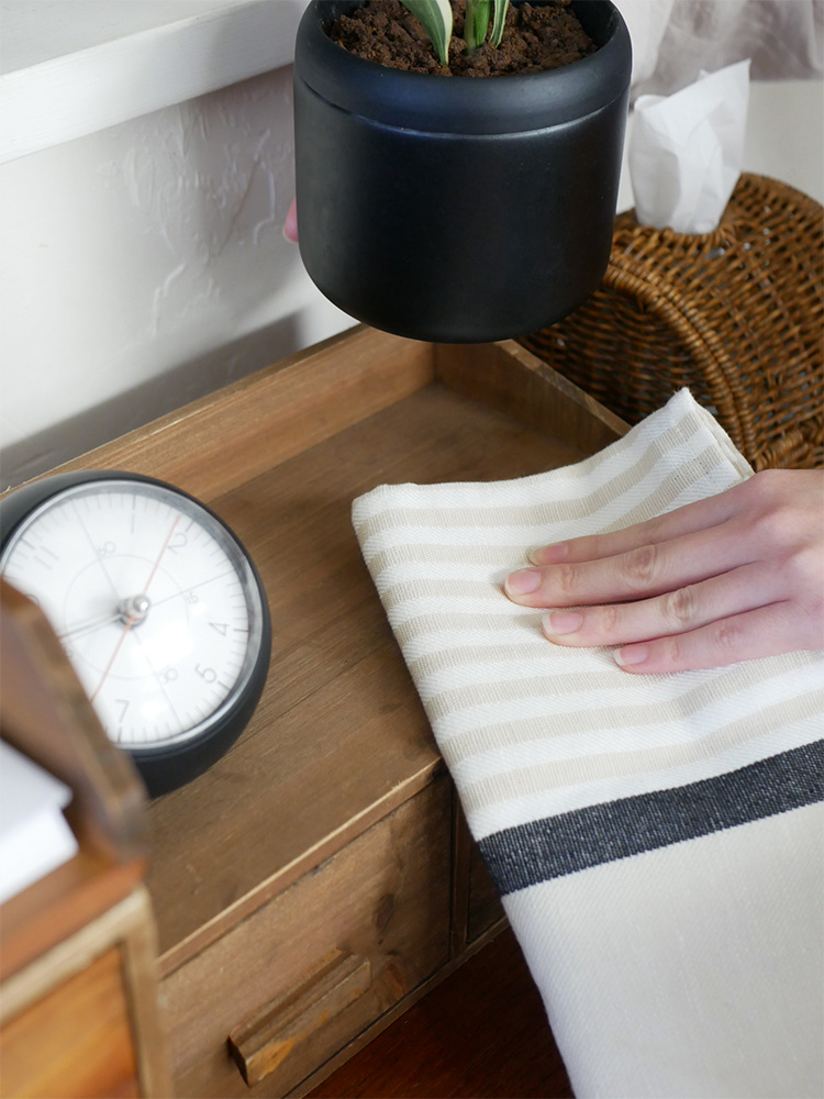 アビテのウッドストレージセット（ドロアー、チェスト、レタートレー）とカップや花鉢などのキッチン雑貨が配置された静物写真