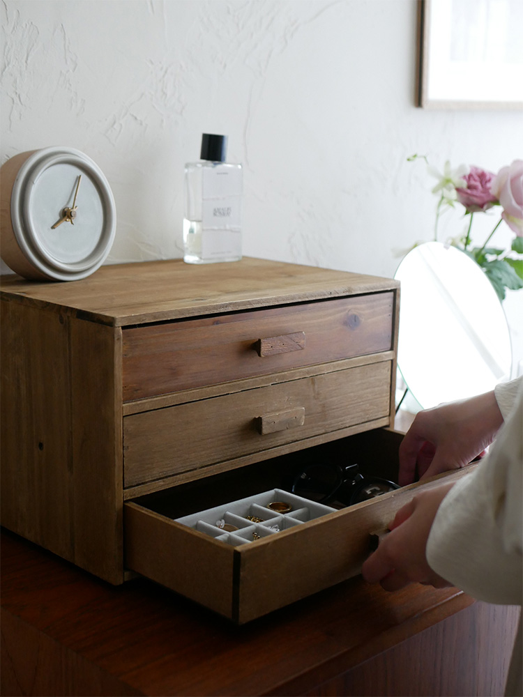 アビテ製ブラウンの木製ウッドストレージセット。チェスト、ドロアー、ペーパートレーが含まれるハードウッド仕上げのナイトスタンド