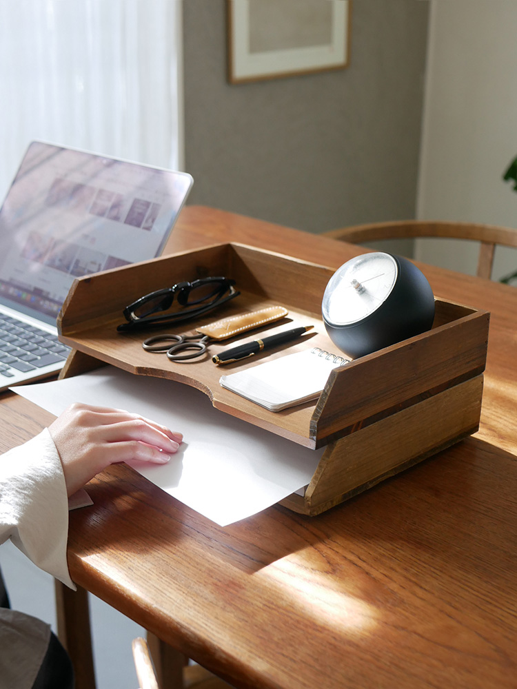 ブラウン色の木製オフィスデスクとチェスト、複数の引き出しおよびペーパートレーを備えたHABITERアビテのウッドストレージセット