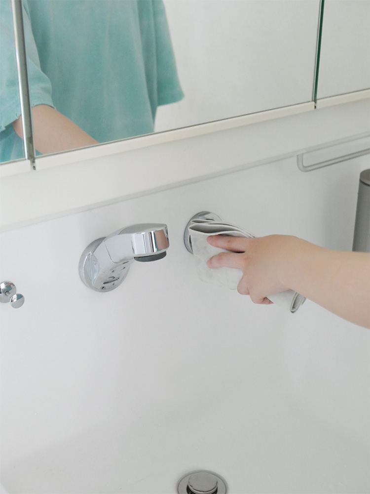 浴室のシンクに置かれた【Hinata Life】超吸水スポンジ キッチンまるごとスウノ ふきんタイプと蛇口、バスタブスパウトなどの水栓器具