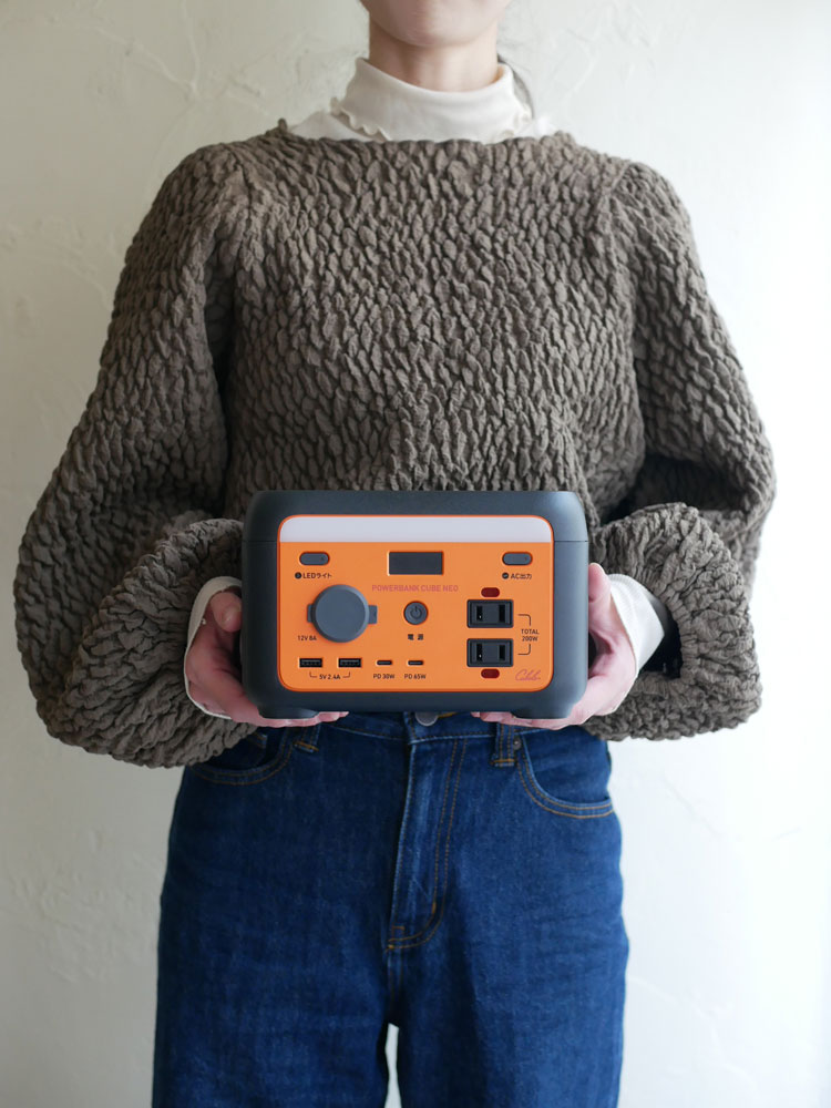 パワーバンクキューブネオのポータブル電源とソーラーパネル