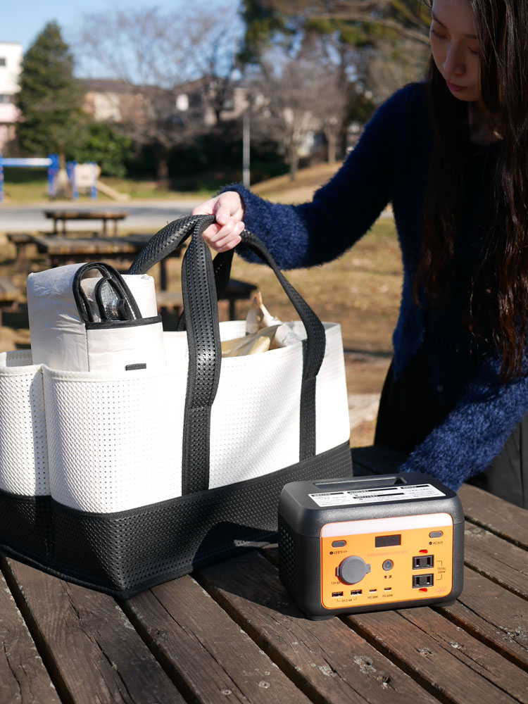 子供がバッグを使ってポータブル電源セットで遊ぶ