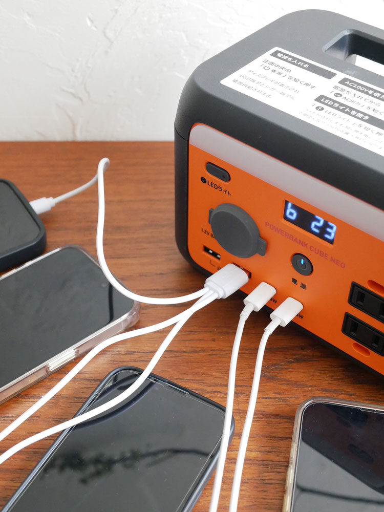 パワーバンクキューブネオ本体とソーラーパネル