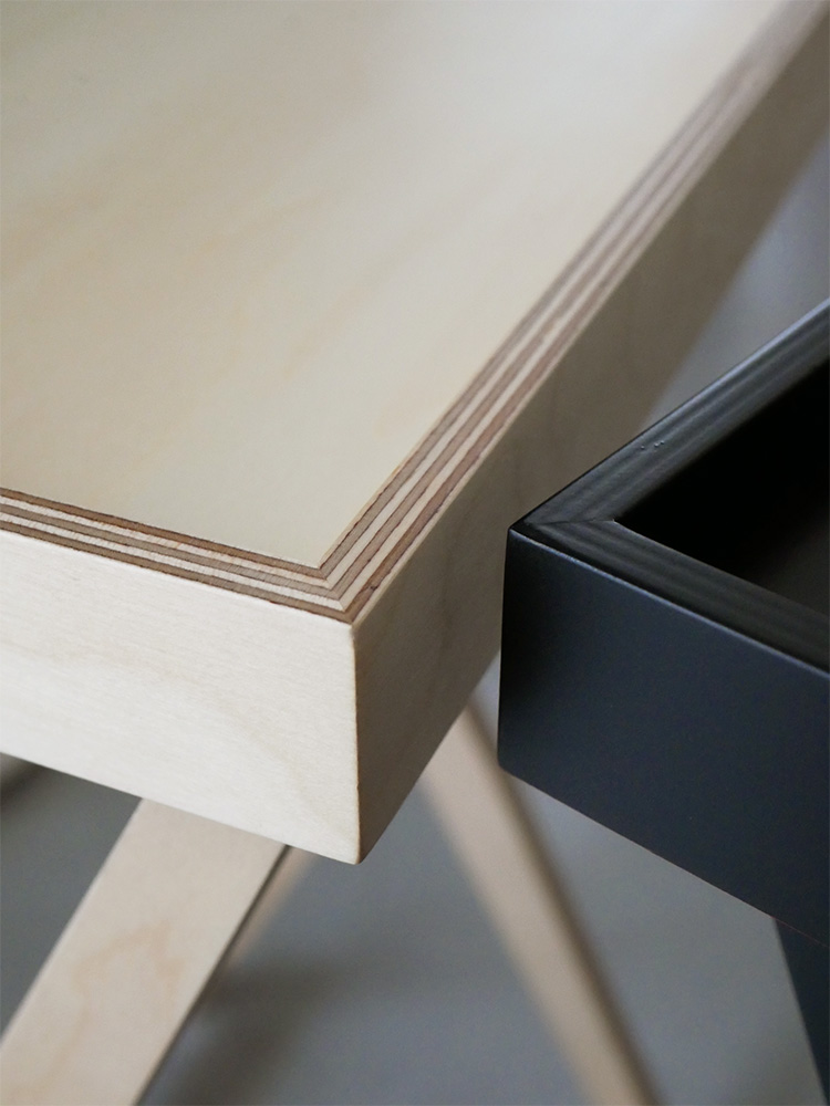 タカハシ産業のたためるサイドテーブル、樺プライウッド製の折りたたみ式デスク