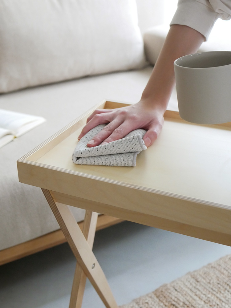 タカハシ産業のたためるサイドテーブル。バーチプライウッド製で木目が美しいデスク兼用コーヒーテーブル。折りたたみ可能でコンパクトに収納できます。