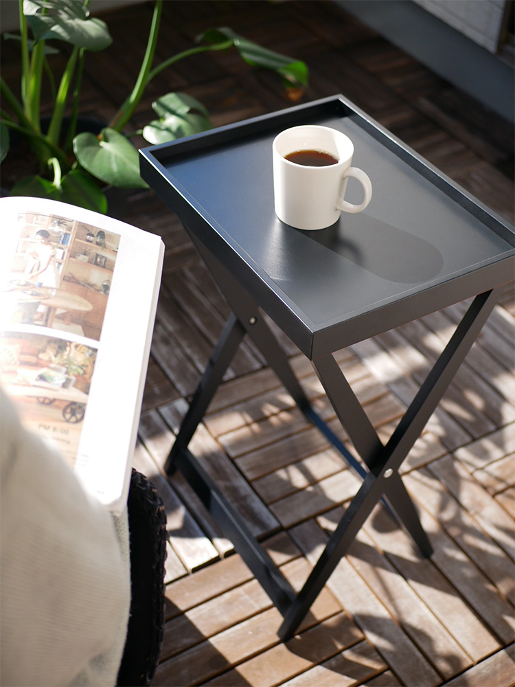 タカハシ産業の折りたたみ可能な樺製サイドテーブル。ナチュラルとブラックの2色展開で、コンパクトに収納できます。