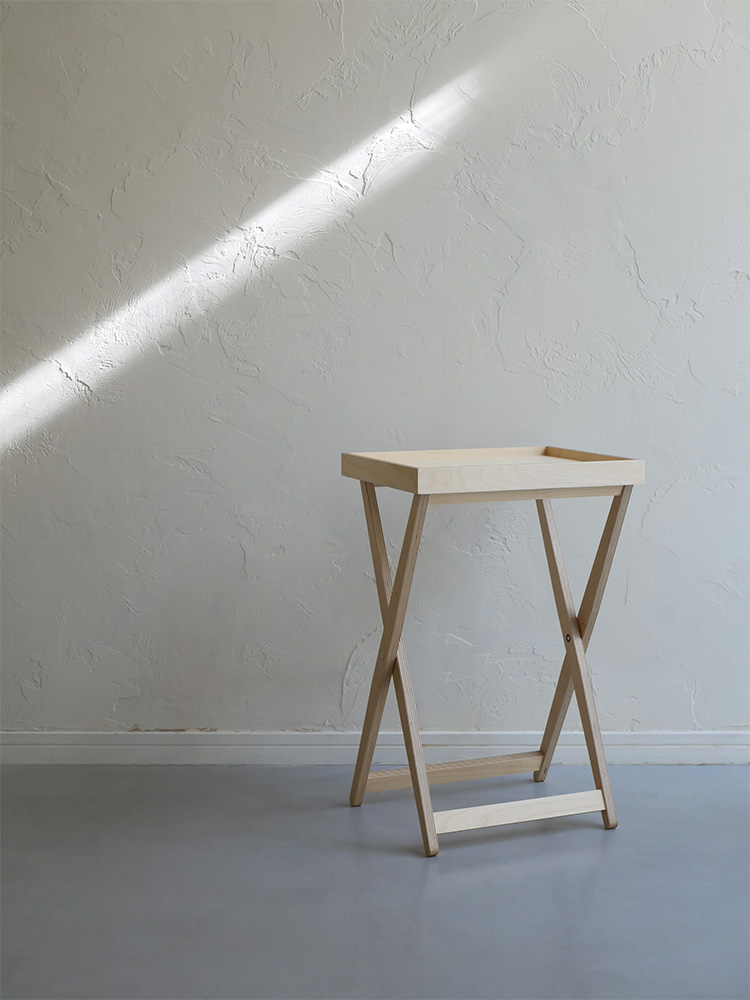 タカハシ産業の木製たためるサイドテーブル、ナチュラルなバーチプライウッド仕上げ