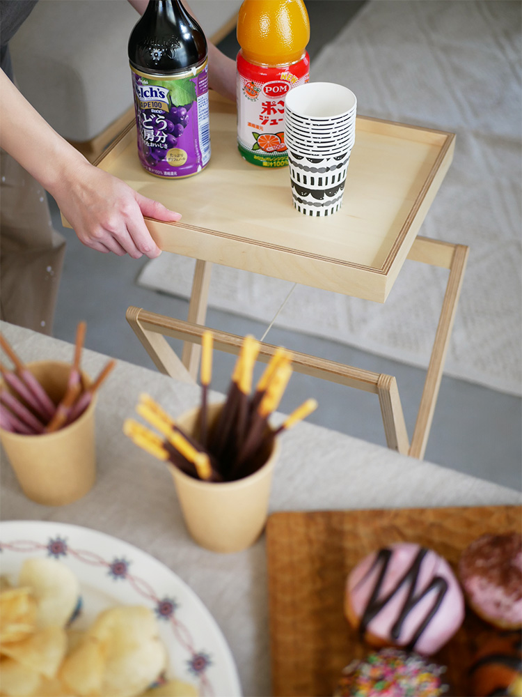 タカハシ産業のナチュラルカラーたためるサイドテーブルにテーブルウェアと料理が配置された様子