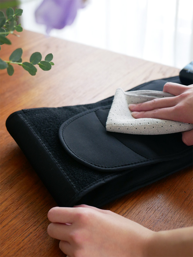 Micacoの骨盤ストレッチエアーベルトと付属のバッグ、リネン、ウォレット、マットが並んだ商品画像