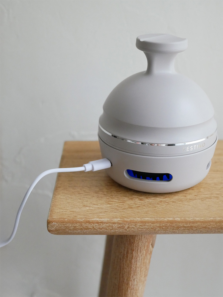 フェスティノ充電式EMSヘッドスパの電子デバイス。プラスチック製でUSB充電可能なホーム用ヘッドスパガジェット。