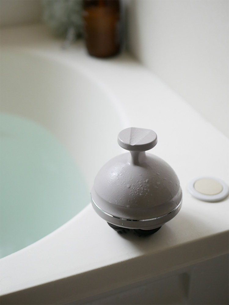 銀色の水栓と陶器製洗面台が設置されたモダンな浴室設備