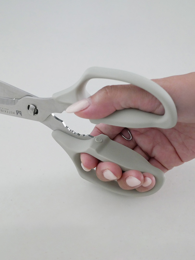 協和工業製ステンレス刃のキッチン用ムテキバサミ。エラストマー樹脂ハンドルを持ち、食洗機対応の21cmサイズ