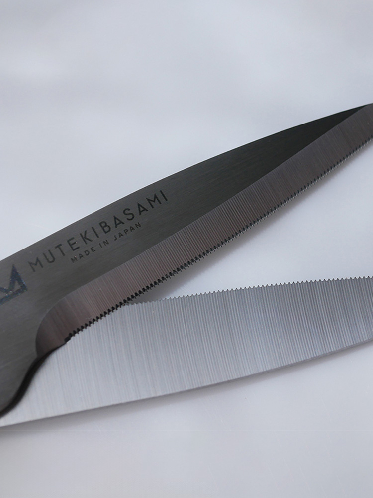 協和工業のムテキバサミ、ステンレス鋼の刃とエラストマー樹脂製ハンドルを備えたキッチン用ハサミ