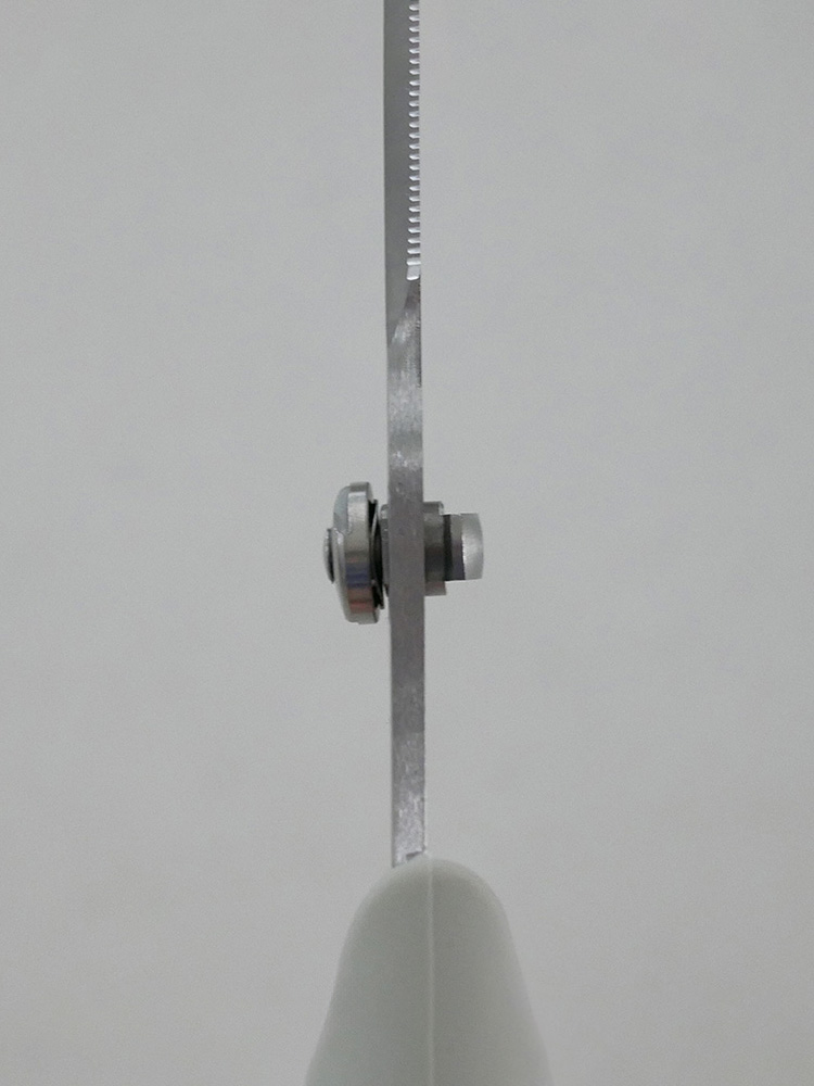 協和工業のステンレス製多用途バサミ。エラストマー樹脂ハンドル付きで左右兼用可能、コンパクトな21cmサイズ。