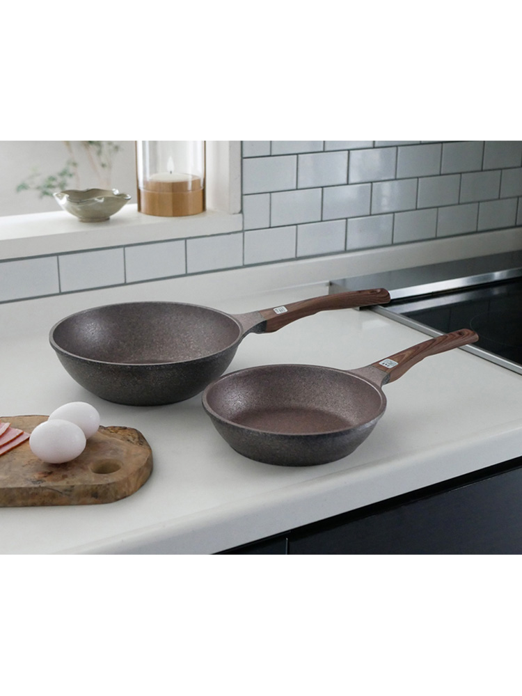 協和工業のムテキバリアフライパンセット、20cmと24cmの2種類のフライパンが並べられている