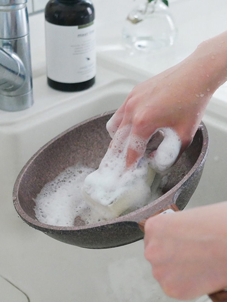 協和工業のムテキバリアフライパン20cmと24cmのセットがキッチンのシンク周辺に並べられ、調理器具やスポンジが共に配置されている様子