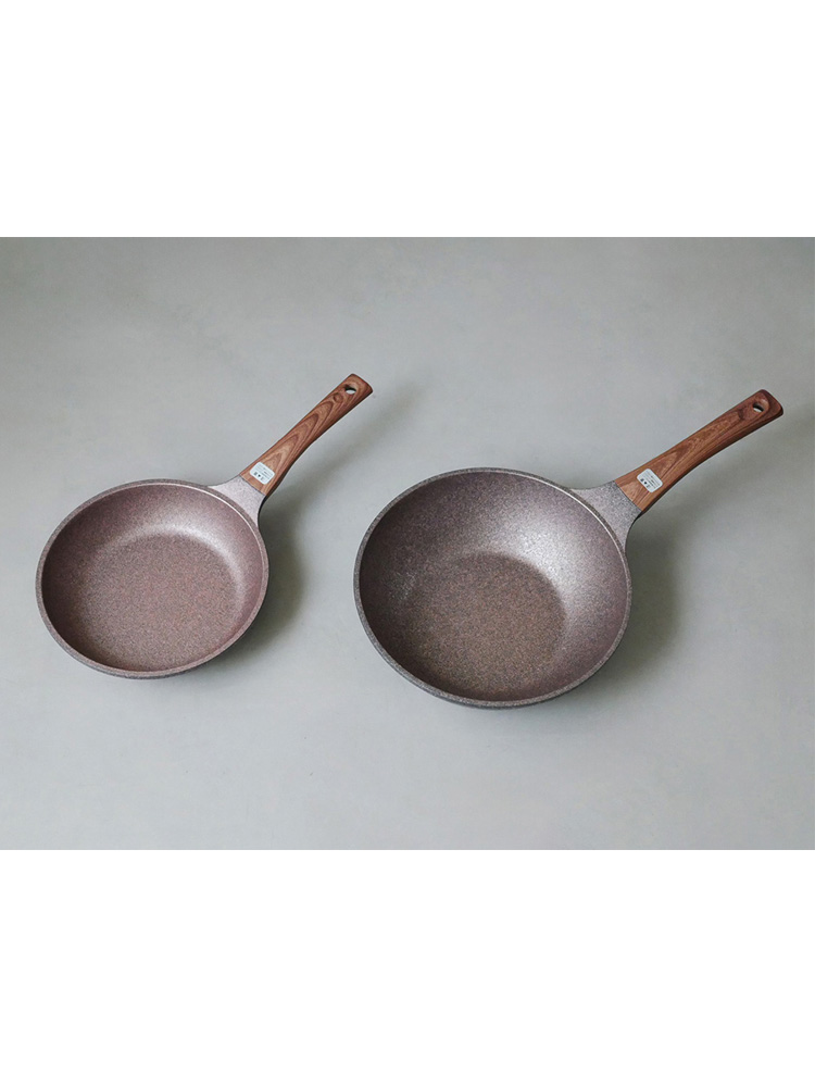 協和工業のムテキバリアフライパンセット。銅色と銀色の20cmおよび24cmのアルミ製フライパンがアンティーク風に並んだキッチン用具の画像。