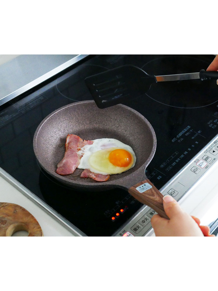 キッチンストーブの上に置かれた協和工業のムテキバリアフライパンセット、20cmと24cmのノンスティック加工された調理用フライパン2点