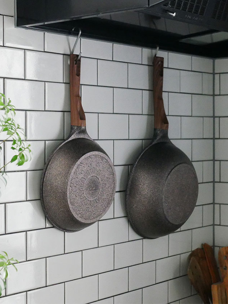 キッチンのカウンタートップに置かれた協和工業ムテキバリアフライパンセット