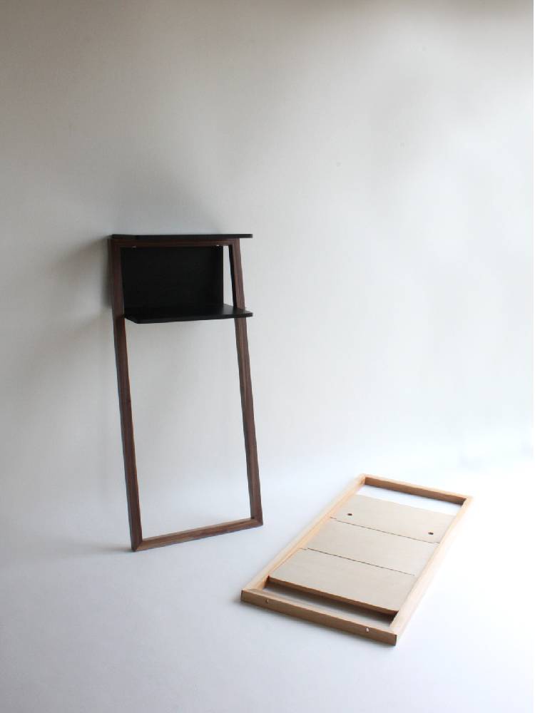 【タカハシ産業】ウォールテーブル、樺バーチプライウッド製の棚と胡桃材の脚を持つ木製の壁掛けテーブル