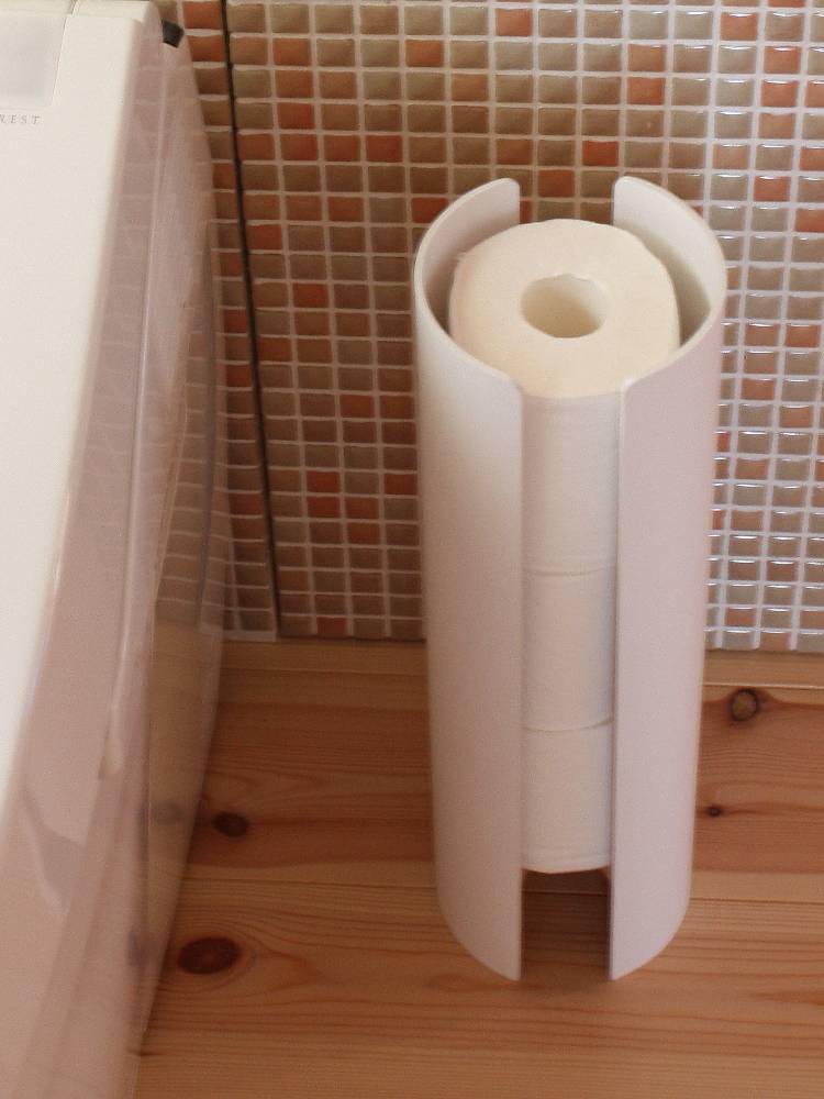 タカハシ産業のシナプライウッドと胡桃材を使用したナチュラルデザインのトイレットペーパーホルダー