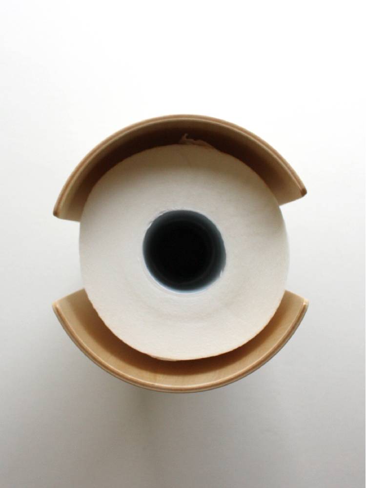 タカハシ産業のナチュラル仕上げトイレットペーパーホルダーに白いトイレットペーパーがセットされた画像