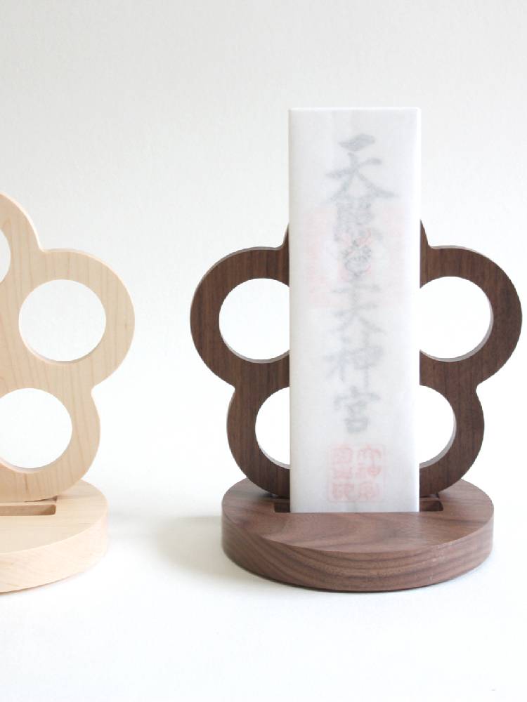 タカハシ産業製お札たて（HANA）の写真。楓と胡桃のハードウッドを使用し、バランスの取れたシンボルデザインが特徴