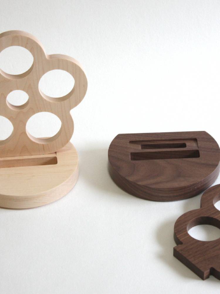 タカハシ産業の楓または胡桃材を使用した木製お札たて「HANA」のナチュラルカラーの写真