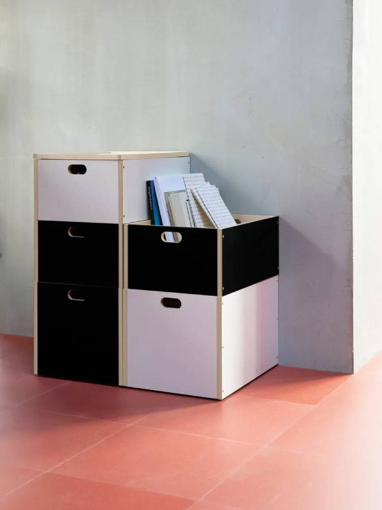 グレーの引き出しと棚が備わった収納キャビネット