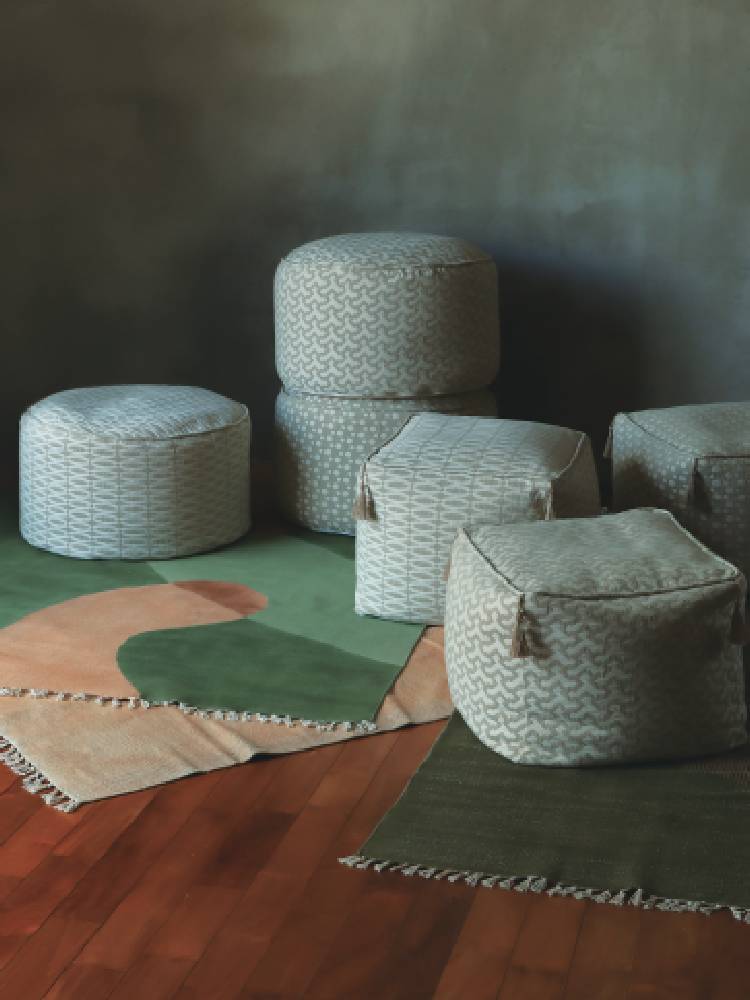 グレーのリネンとコットン混紡素材を使用したアデペシュ製フレンチリネンビーズクッション