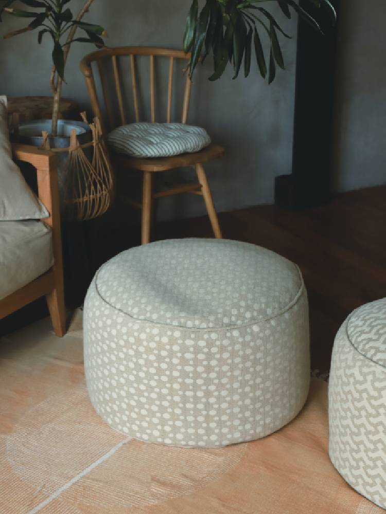 アデペシュ製フレンチリネンビーズクッションの丸型オットマン、ナチュラル素材で自然な雰囲気の家具