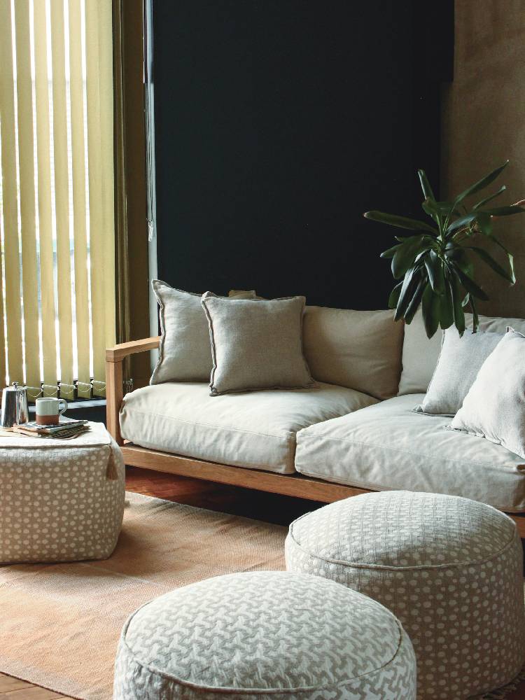 アデペシュのグレーカバーを使用したフレンチリネンビーズクッションがリビングルームのソファに配置されている様子