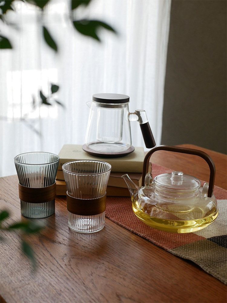 アデペシュのnoonコレクション、ホウケイ酸ガラスとウォールナット製のティーウェアセット。ティーポット、デザインカップ、コースターが揃っています