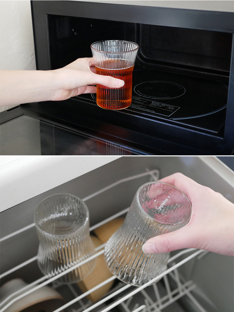 アデペシュnoonコレクションのホウケイ酸ガラスとウォールナット製ティーポットとデザインカップが木製コースターと共にテーブルにセットされている