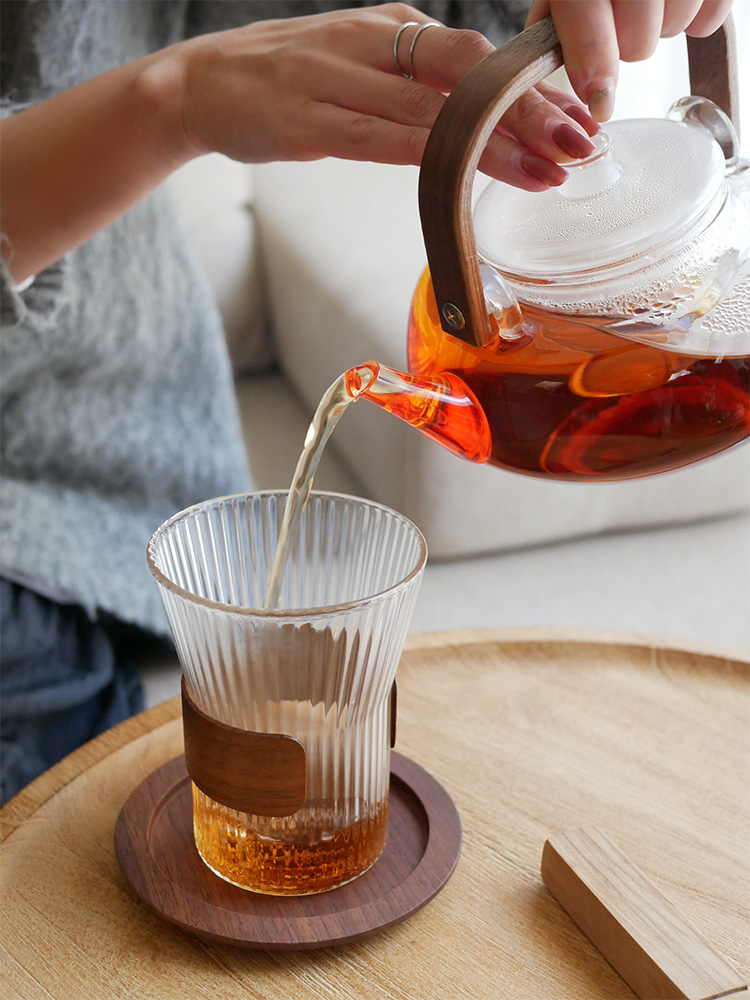 adepeche（アデペシュ）のnoonコレクション、ホウケイ酸ガラスとウォールナットを使用したティーポット、デザインカップ、ウォールナットコースターのティーウェアセット