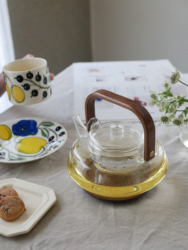 adepecheのnoonコレクション、ホウケイ酸ガラスとウォールナット製のティーポット、デザインカップ、木製コースターが並んだ上質なテーブルウェアセット