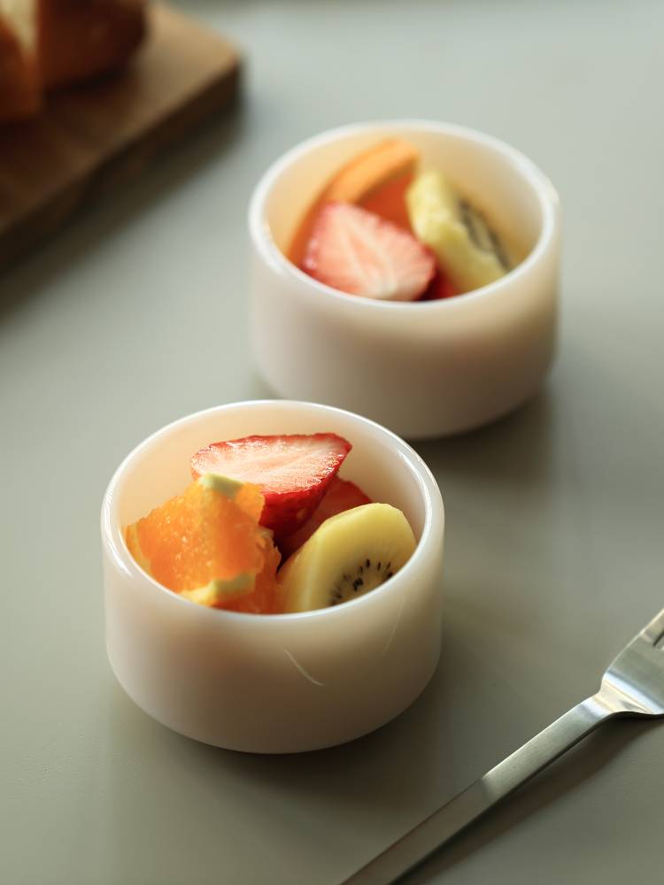 ミルクガラス製のミニボウル2個にイチゴが盛られたおしゃれなテーブルウェア