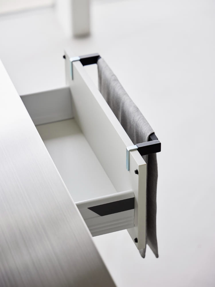 銀色の滑り落ち防止キッチンタオルハンガーバーが灰色のキャビネット内の引き出しに取り付けられている様子