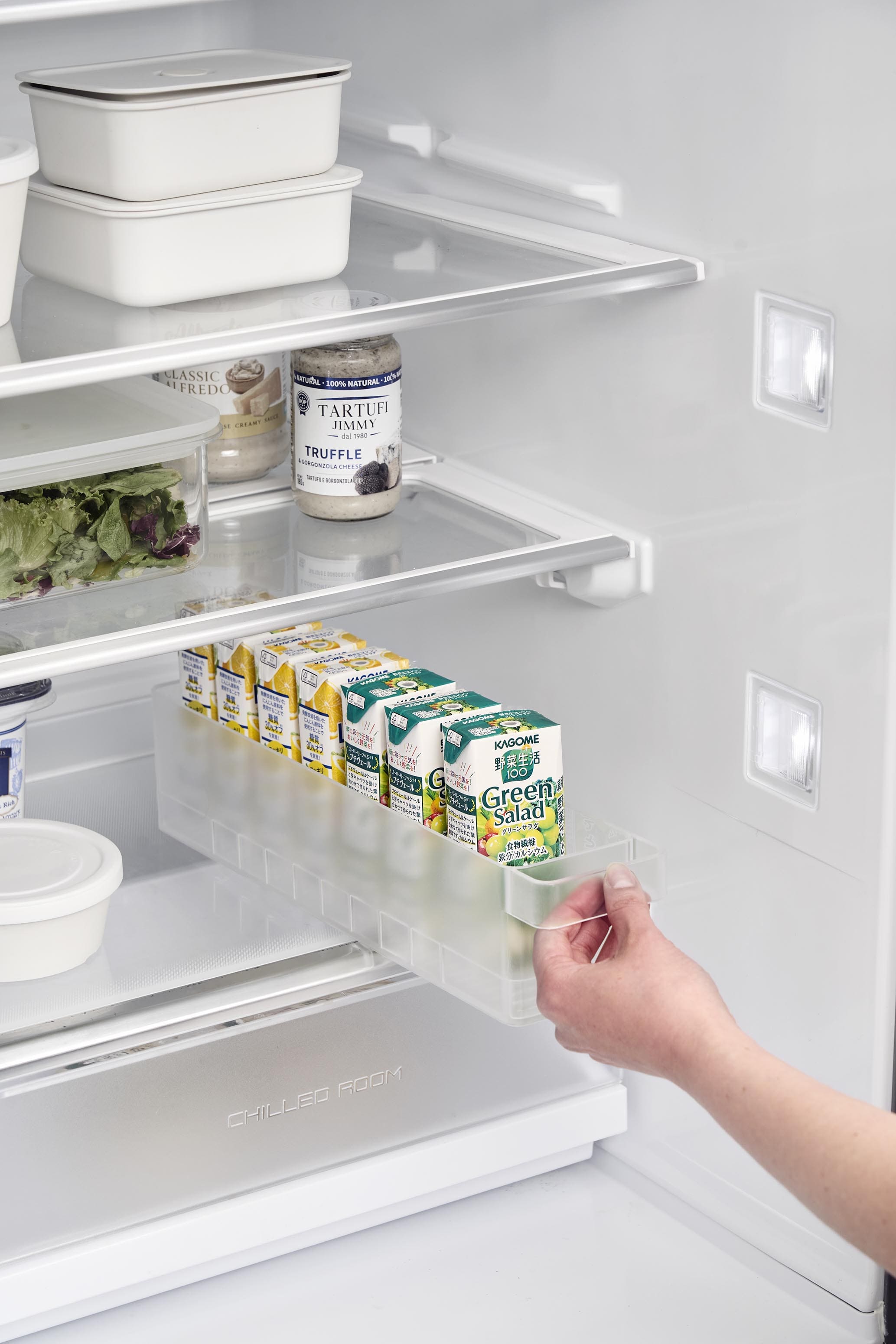 タワー冷蔵庫中収納ケース。冷蔵庫内で食品や飲料を整理整頓するためのポリスチレン製収納ケース