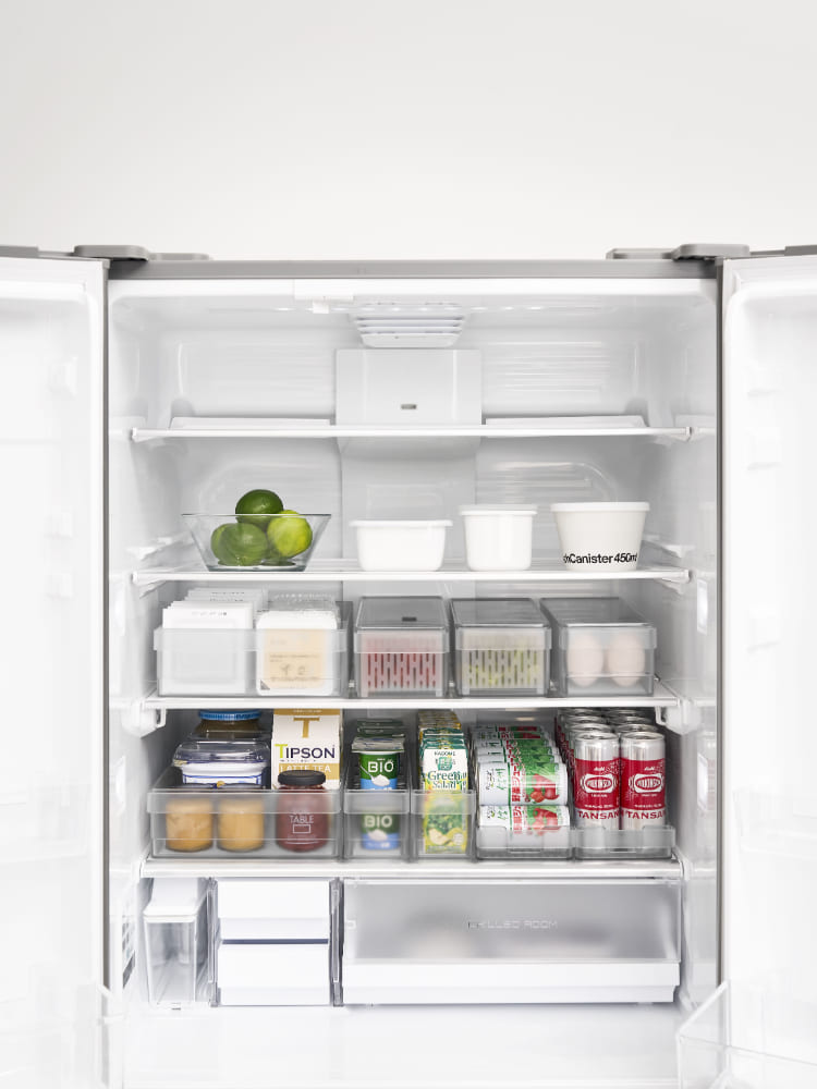 冷蔵庫内に置かれた【tower タワー】冷蔵庫用中収納ケースと食品