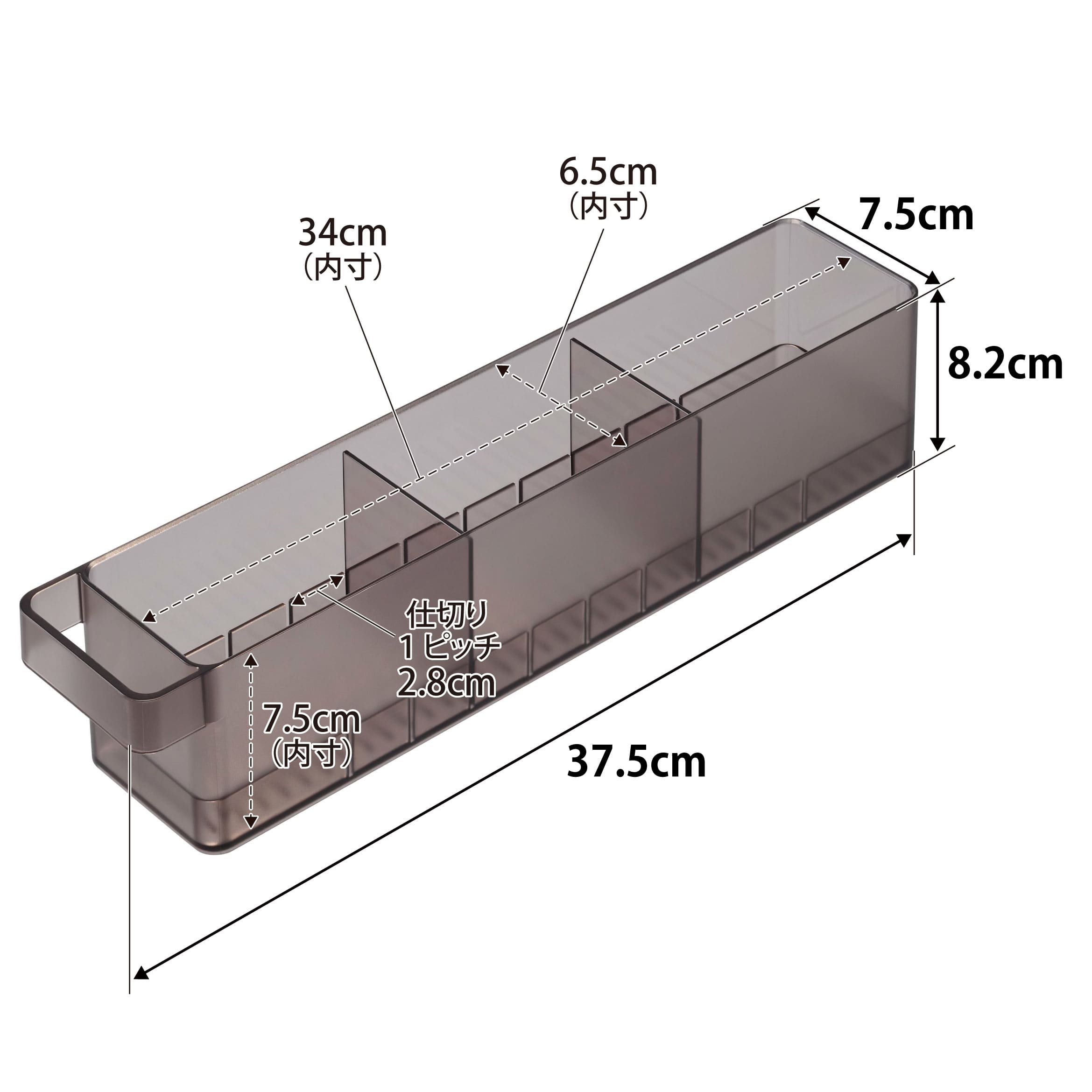 透明なプラスチック製タワー型冷蔵庫収納ケースが棚に整然と配置されている様子