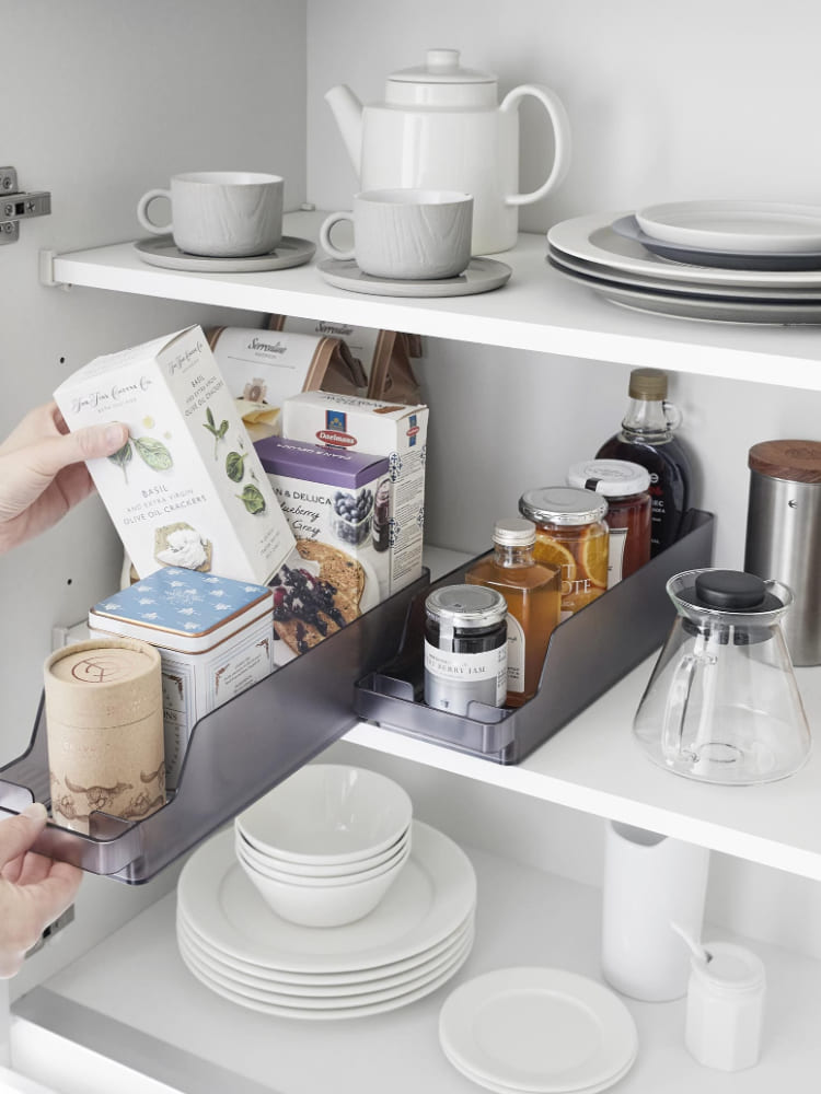 タワー型冷蔵庫中缶ストッカーがキッチンの棚に整然と並んでいる様子