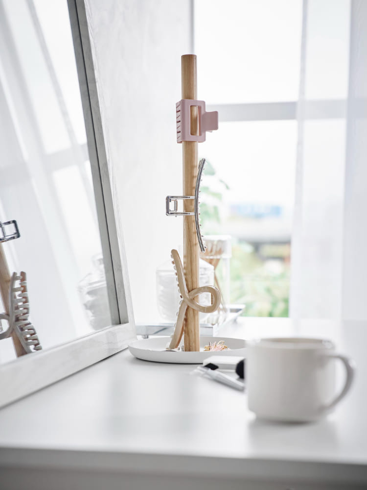 タワー型ヘアクリップ収納スタンド。高さ37.8cmのスチール製トレーと天然木バーで構成されたおしゃれなヘアアクセサリー収納用品