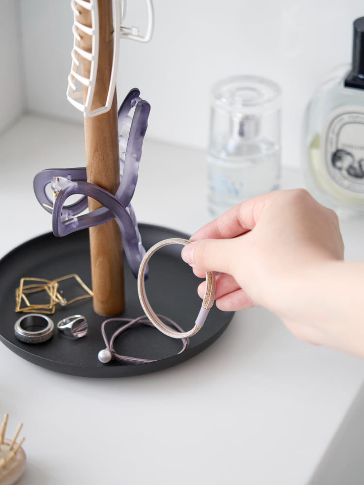 【tower】ヘアクリップ収納スタンド。直径13cmのスチールトレーと直径2cmの天然木バーを組み立てたデザイン。サイズはW16×D16×H37.8cm。